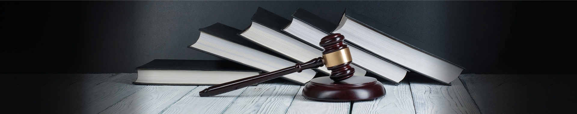 Codigo Penal y mazo de abogado Penalista
