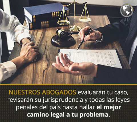Abogado de Procedimiento Penal en Bogotá Atendiendo un Caso.